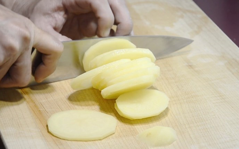 Cắt lát khoai tây