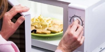 8 bước làm bim bim khoai tây bằng lò vi sóng đơn giản