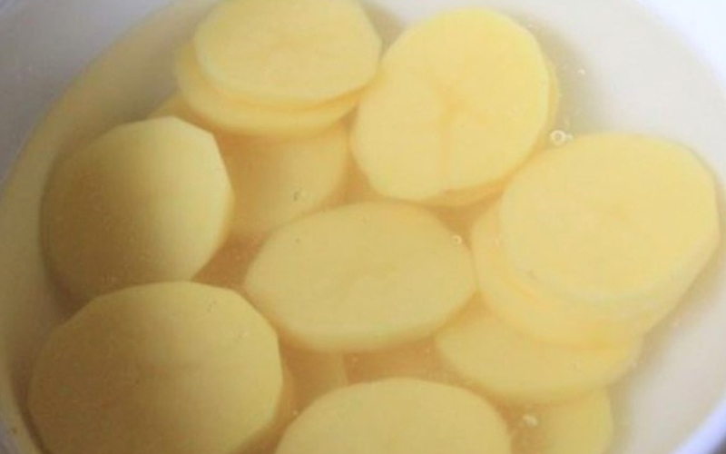 Ngâm khoai tây trong nước ấm khoảng 10 phút
